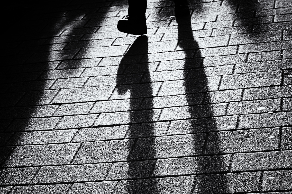 Laufende Person wirft Schatten